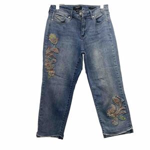 Nine West  Capri Jeans Women's Size 8 Embroidered Frayed Hem Faded‎ Blue Stretch